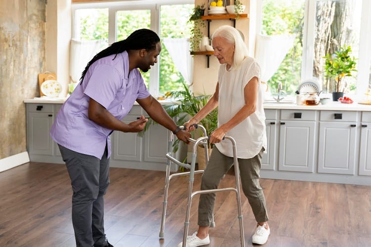 The Benefits of Live-in Care vs. Assisted Living Facilities